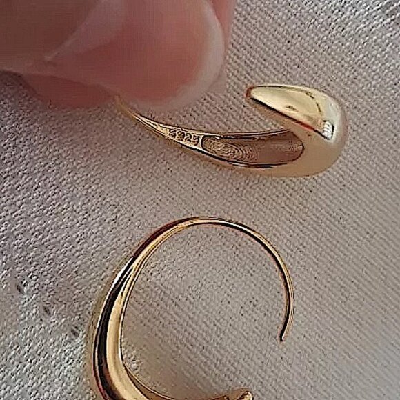 GOLD PLATED 18K HOOP MINIMALIST EARRINGS - Picture 2 of 6